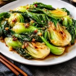 Entdecke das perfekte pak choi Rezept! Lerne, wie du das asiatische Gemüse mit der richtigen Technik knackig und voller Aroma zubereitest.